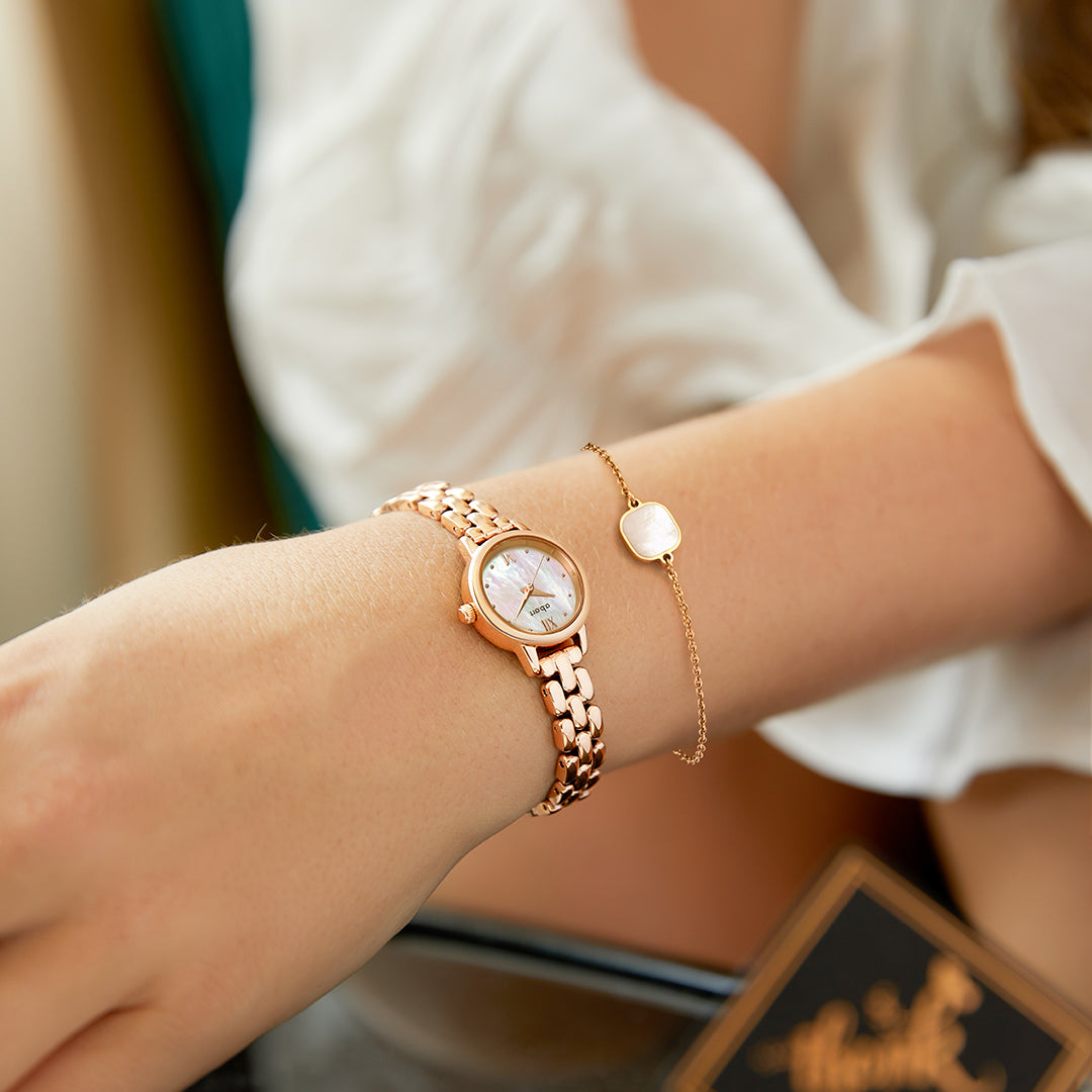 Elegant bracelet with natural mother-of-pearl, gold