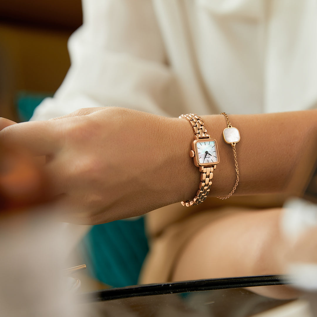 Elegant bracelet with natural mother-of-pearl, gold
