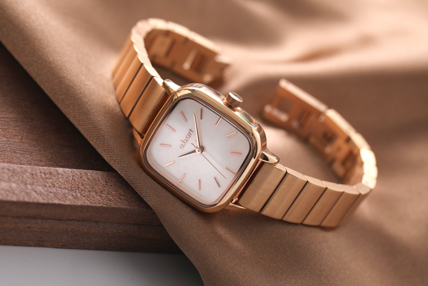 GA | 24*24mm  | Mother-of-pearl Dial